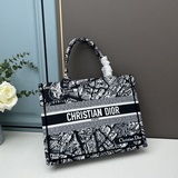 【dior Book Tote】多數人消費奢侈品牌首先想到的是買實用型的經典款