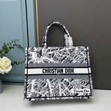 【dior Book Tote】多數人消費奢侈品牌首先想到的是買實用型的經典款