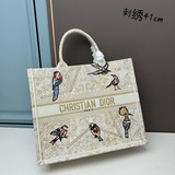 原單大號 【dior Book Tote】多數人消費奢侈品牌首先想到的是買實用
