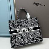 原單大號 【dior Book Tote】多數人消費奢侈品牌首先想到的是買實用