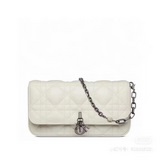 LADY DIOR 手機袋「白色金扣」這款 Lady Dior 手機袋風格高雅