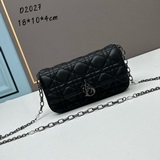 LADY DIOR 手機袋「白色金扣」這款 Lady Dior 手機袋風格高雅