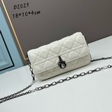 LADY DIOR 手機袋「白色金扣」這款 Lady Dior 手機袋風格高雅