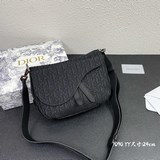 男士老花帆布餃子包 ◎這款米色和黑色馬鞍單肩包采用經典的 Oblique印花與傳