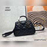小號 走秀款LADY 95.22 手袋重新诠釋 LADY DIOR 手袋的輪廓，