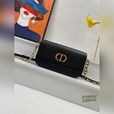 【配盒子】這款 30 Montaigne Avenue 手袋采用典雅的設計，提升
