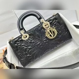 Lady D-Joy 橫版浮雕白色，以藤格紋緝面線打造醒目的绗縫細節，飾以手工刺