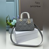 大號配盒，「走秀款」LADY 95.22 手袋重新诠釋 LADY DIOR 手袋