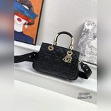 大號配盒，「走秀款」LADY 95.22 手袋重新诠釋 LADY DIOR 手袋