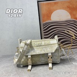 配盒子dior新款郵差包，在經典信使包的基礎上精心設計，融入 dior 的标志性