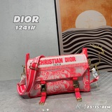 配盒子dior新款郵差包，在經典信使包的基礎上精心設計，融入 dior 的标志性