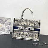 這款 Book Tote 手袋由 Dior 女裝創意總監瑪麗亞·嘉茜娅·蔻麗 (
