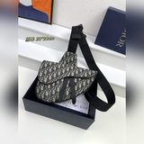 原單（配正品對版盒子） Dior迪奧男士馬鞍包型號：1ADO093（杏布提花