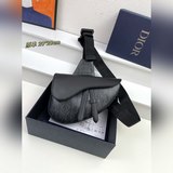 原單（配原版包裝） 這款馬鞍包以黑色帆布全新演繹經典版型，飾以 CD Diam