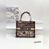 這款 Book Tote 手袋由 Dior 女裝創意總監瑪麗亞·嘉茜娅·蔻麗 (