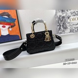 配盒  Lady Dior 走秀款戴包牛皮格革绗縫超大藤格紋 此款 Lady