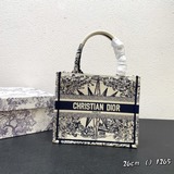 這款 Book Tote 手袋由 Dior 女裝創意總監瑪麗亞·嘉茜娅·蔻麗 (
