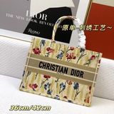 ［原單］ 刺繡【dior Book Tote】多數人消費奢侈品牌首先想到的是買