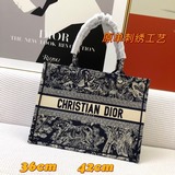 ［原單］ 刺繡【dior Book Tote】多數人消費奢侈品牌首先想到的是買