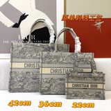 ［原單］ 刺繡【dior Book Tote】多數人消費奢侈品牌首先想到的是買