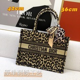 ［原單］ 刺繡【dior Book Tote】多數人消費奢侈品牌首先想到的是買