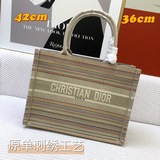 ［原單］ 刺繡【dior Book Tote】多數人消費奢侈品牌首先想到的是買