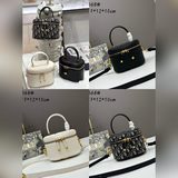 新款Dior女士化妝包搭配可拆卸、可調節的同色調牛皮肩帶，令造型更加精緻。精巧