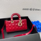 配盒子，漆皮 藤格紋，這款 lady d-joy 手袋诠釋了 dior 對典雅