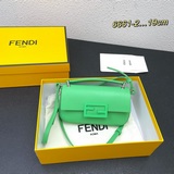 Fendi Baguette手機包配盒子俏皮可愛，很有夏天的味道，放大屏手機