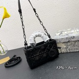 Lady獨家定制 Dior 三格磨砂立體淩格紋牛皮革翻蓋式手袋，搭配鍊條。Ul