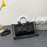 Lady獨家定制 Dior 三格磨砂立體淩格紋牛皮革翻蓋式手袋，搭配鍊條。Ul