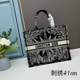 ［原單］刺繡 【dior Book Tote】多數人消費奢侈品牌首先想到的是買