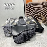 馬鞍包以迪奧黑格全新演繹經典版型，飾以 CD Diamond 圖案，靈感源自