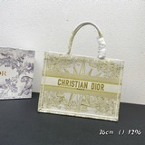 這款 Book Tote 手袋由 Dior 女裝創意總監瑪麗亞·嘉茜娅·蔻麗 (