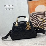 Lady Dior 走秀款戴包牛皮格革绗縫超大藤格紋 此款 Lady Dio