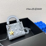 配盒子。三格，Lady定制 Dior 磨砂立體淩格紋牛皮革翻蓋式手袋，搭配鍊條
