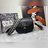 配盒子 D10R BOBBY吹爆這款BOBBY手袋，摩登風貌，簡潔利落的包型，