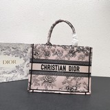 這款 Book Tote 手袋由 Dior 女裝創意總監瑪麗亞·嘉茜娅·蔻麗 (