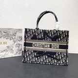 這款 Book Tote 手袋由 Dior 女裝創意總監瑪麗亞·嘉茜娅·蔻麗 (