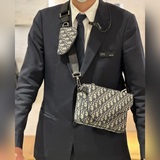 【配盒子】這款馬鞍三件套手袋是二零二三秋季男裝系列，采用黑色 oblique 印