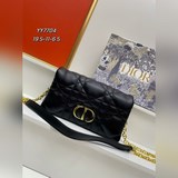 配盒子 dior本季新款 dior caro 鍊條手袋）以實用設計彰顯 dior