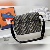 dior 斜挎包 這款母嬰換洗包采用标志性的 oblique 印花帆布制作，