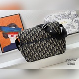 dior 斜挎包 這款母嬰換洗包采用标志性的 oblique 印花帆布制作，