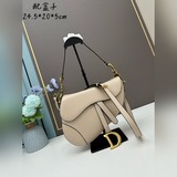 配盒 3種肩帶随搭配 大號尺寸：24.5 x 20 x 5 公分be a cla