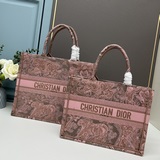 【dior book tote】多數人消費奢侈品牌首先想到的是買實用型的經典款