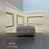 配盒子羊紋lady dior 珍珠手拿包  配盒子這款手拿包是本季，頂部搭配手
