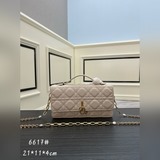 配盒子羊紋lady dior 珍珠手拿包  配盒子這款手拿包是本季，頂部搭配手