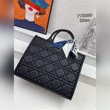 羊紋鏽線 dio.r book tote系列多數人消費奢侈品牌首先想到的是