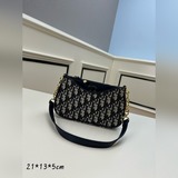 這款 Hobo Avenue 迷你手袋是二零二三秋季成衣系列，豐富了 30 Mo