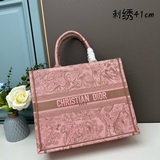 【dior Book Tote】多數人消費奢侈品牌首先想到的是買實用型的經典款